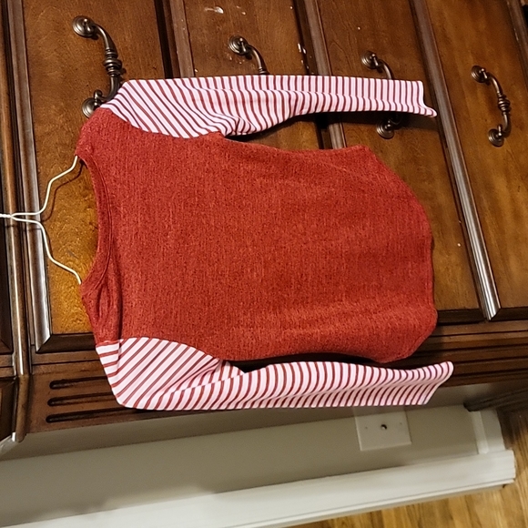 Cute! Never worn! Kids elf shirt, medium - Picture 2 of 2